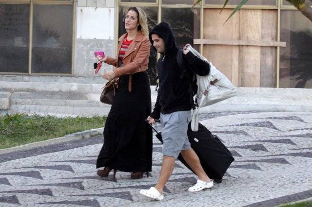 Bruno Gagliasso carrega as malas da esposa Giovanna Ewbank