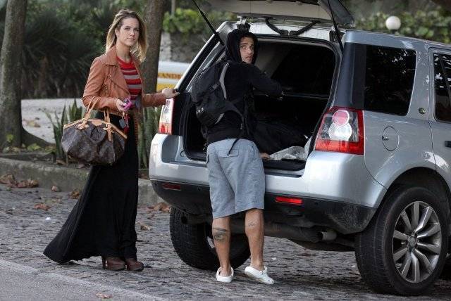 Bruno Gagliasso coloca as malas da esposa Giovanna Ewbank no carro