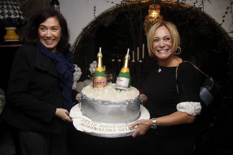 Lilia Cabral e Susana Vieira mostram o bolo do aniversariante