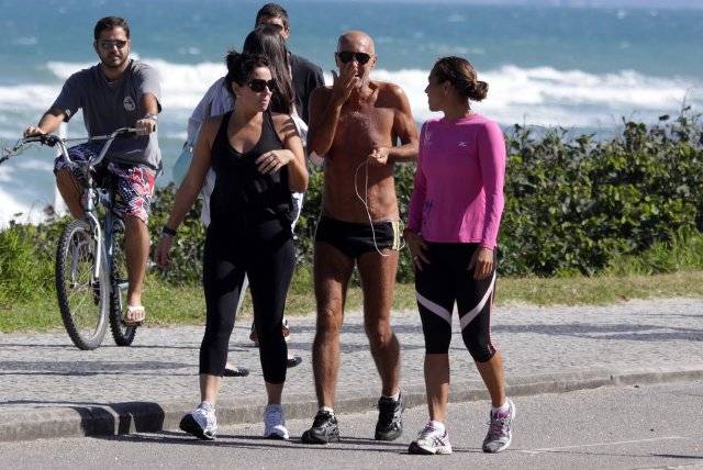 Giovanna Antonelli e Amin Khader caminham no Rio