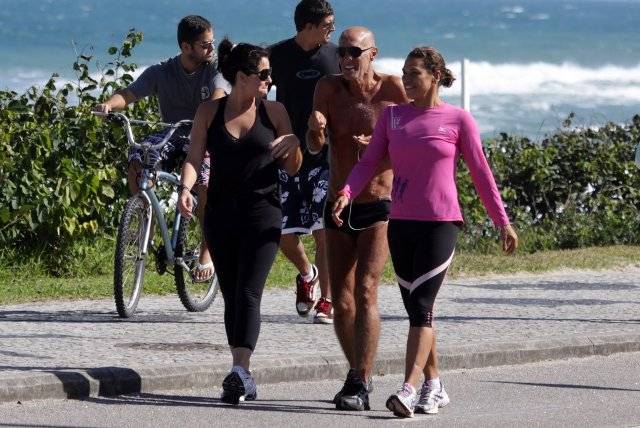 Giovanna Antonelli e Amin Khader caminham no Rio