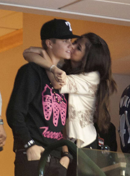 Justin Bieber e Selena Gomez trocam carinhos em jogo de basquete