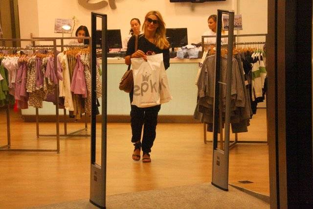 Carolina Dieckmann faz compras em loja de roupas infantis na Zona Sul do Rio de Janeiro