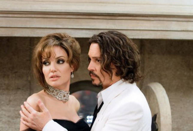 Johnny Depp e Angelina Jolie, em cena do filme 'O Turista' (2011)