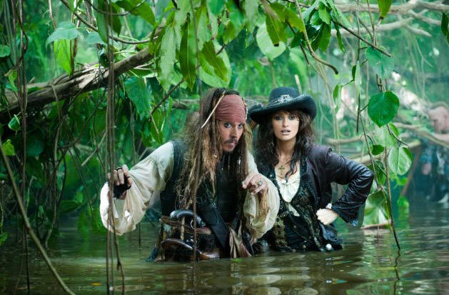 Johnny Depp e Penélope Cruz em 'Piratas do Caribe: Navegando em Águas Misteriosas' (2011)