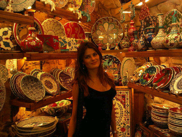 Isabeli Fontana faz compras na Turquia
