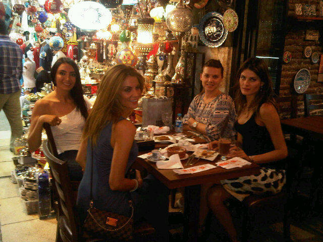 Isabeli Fontana tomando café com as amigas, na Turquia