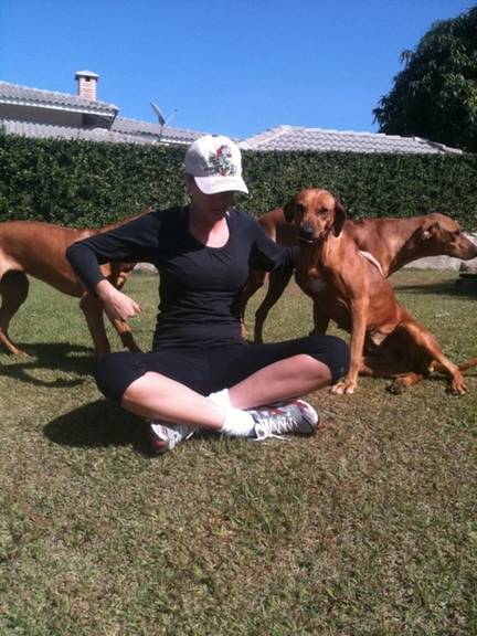 Ana Hickmann brinca com seus cães