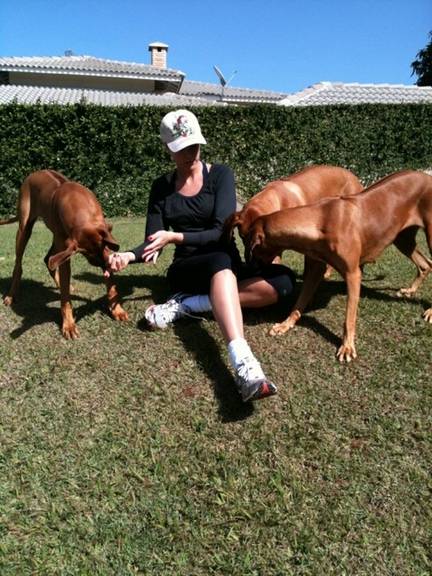 Ana Hickmann brinca com seus cães