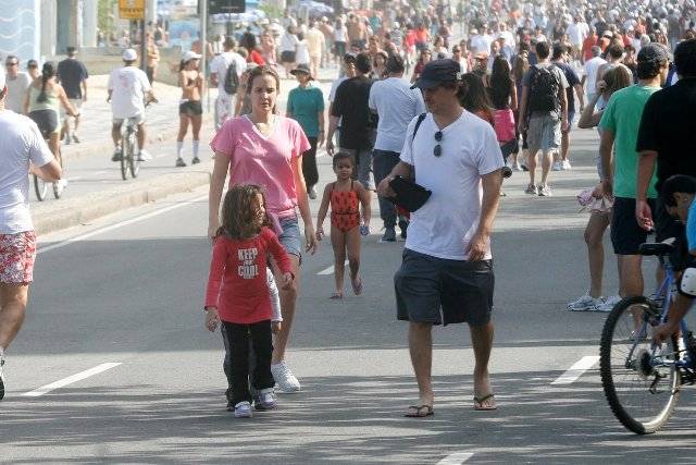 Guilherme Fontes passeia com a família no Rio de Janeiro