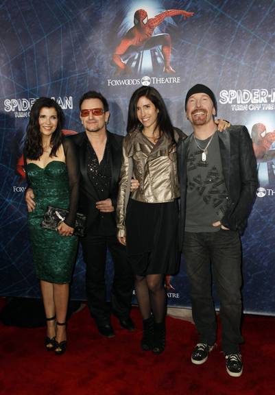 Bono, do U2, e sua esposa Ali Hewson chegam com o Edge, da banda irlandesa, e sua esposa Morleigh Steinberg na estreia de 'Spider-Man: Turn Off The Dark' na Broadway