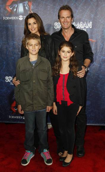 Modelo Cindy Crawford e o seu marido Rande Gerber com os filhos Presley Walker Gerber e Kaia Jordan Gerber na estreia de 'Spider-Man: Turn Off The Dark' na Broadway