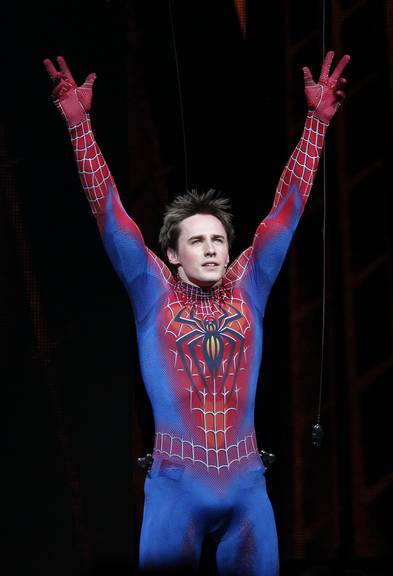 Reeve Carney na estreia de 'Spider-Man: Turn Off The Dark' na Broadway