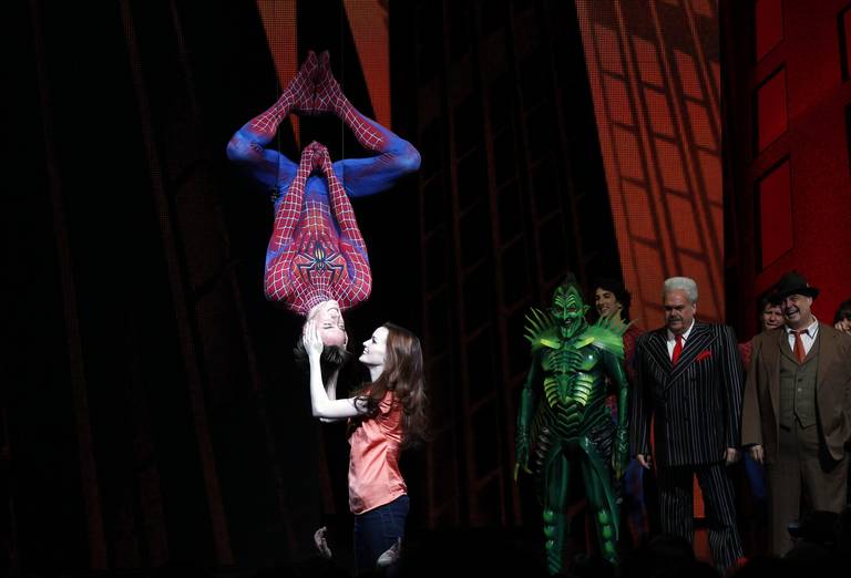 Reeve Carney é beijado por Jennifer Damiano na apresentação de 'Spider-Man: Turn Off The Dark' na Broadway