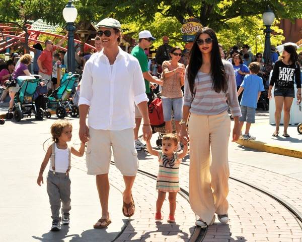 Matthew McConaughey e Camila Alves com os filhos na Disney, na Califórnia