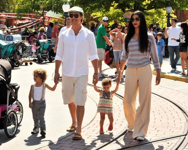 Matthew McConaughey e Camila Alves com os filhos na Disney, na Califórnia