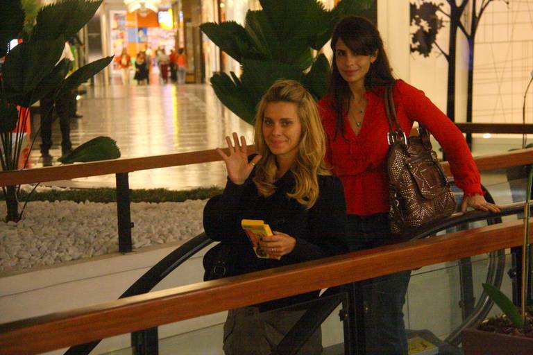 Carolina Dieckmann e Maria Ribeiro em shopping no Rio de Janeiro