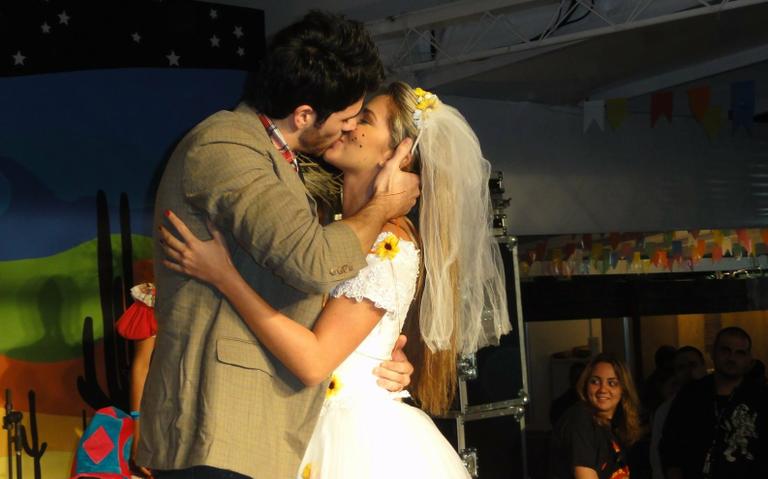 Rodrigão e Adriana casam em festa junina