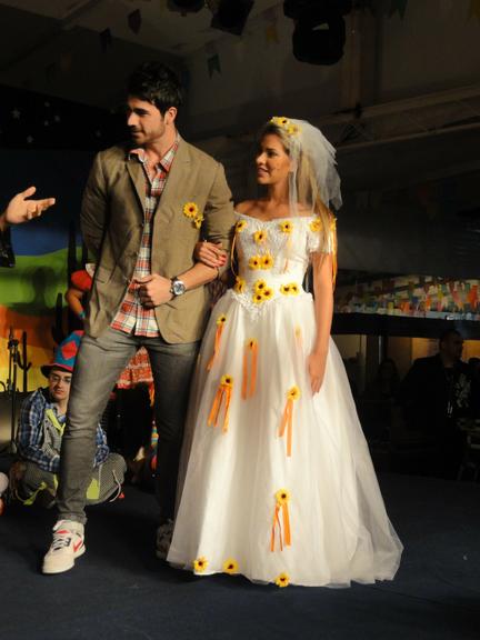 Rodrigão e Adriana casam em festa junina