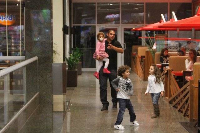 Adriano com os filhos Adrianinho e Sofia