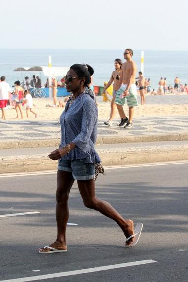 Glória Maria caminha pela praia de Ipanema
