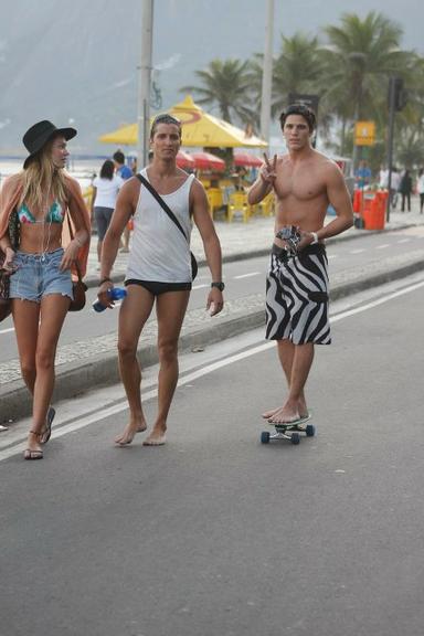 Rômulo Arantes Neto anda de skate pela orla da praia de Ipanema