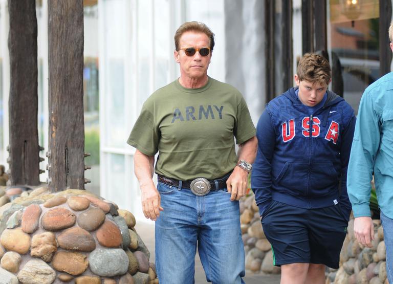 Arnold Schwarzenegger almoçou com o filho Christopher, que nasceu cinco dias antes de Jopseh - o filho que o ator teve com sua ex-empregada, Mildred Baena