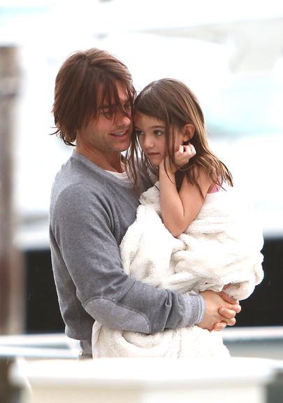 Tom Cruise passou o Dia dos Pais com a pequena Suri, na praia