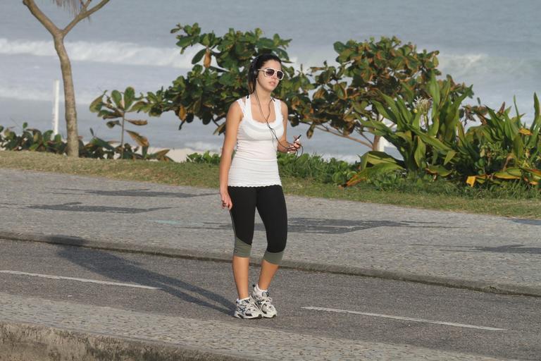Giovanna Lancellotti faz caminhada no Rio de Janeiro