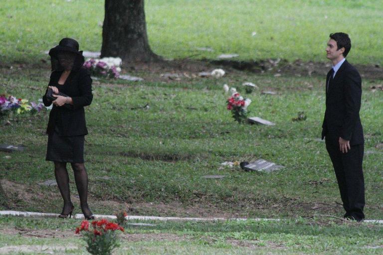 Gabriel Braga Nunes e Glória Pires em gravação de Insensato Coração em um cemitério