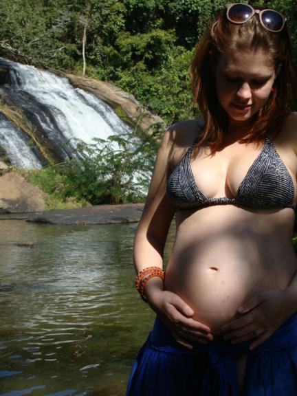Carolinie Figueiredo mostra a barriguinha de grávida