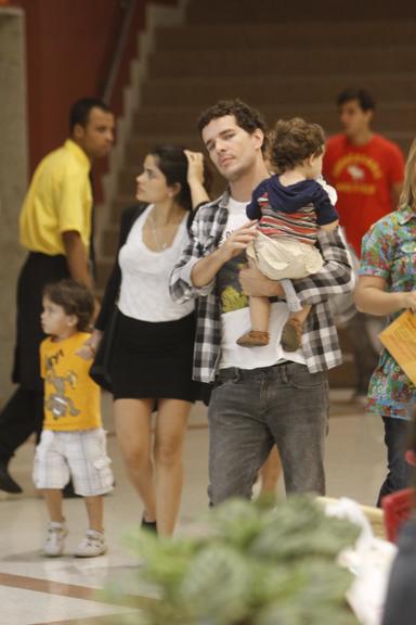 Daniel de Oliveira com a mulher Vanessa Giácomo e os filhos Raul e Moisés