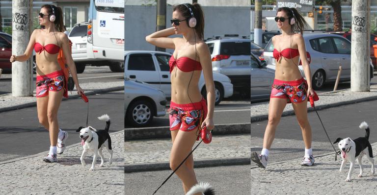 Ellen Jabour caminha com seu cachorro pela Barra da Tijuca, no Rio