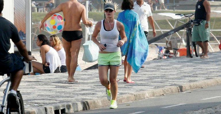 Fiorella Mattheis caminha pelo Leblon, no Rio