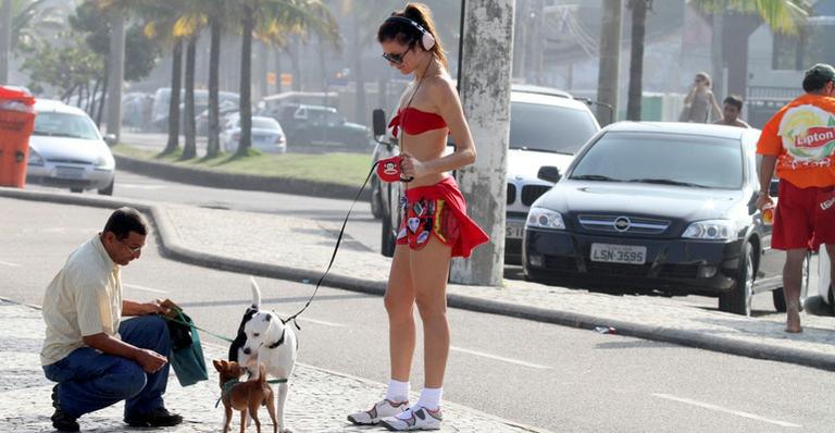 Ellen Jabour caminha com seu cachorro pela Barra da Tijuca, no Rio