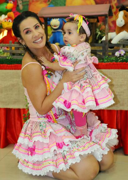 Scheila Carvalho com a filha Giullia