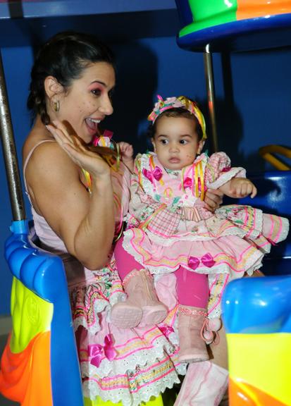 Scheila Carvalho com a filha Giullia