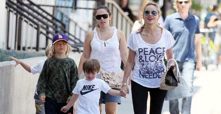 Sharon Stone passeia com os filhos pela Califórnia