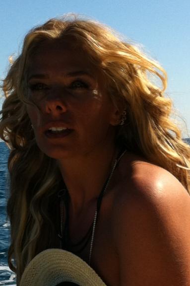 Adriane Galisteu posa no mar mediterrâneo, na Ilha de Capri