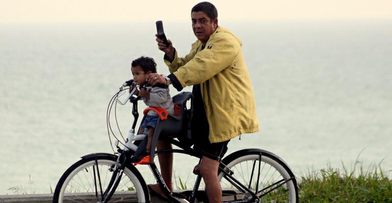 Zega Pagodinho passeia de bicicleta com o neto Noah pela orla da Barra, no Rio