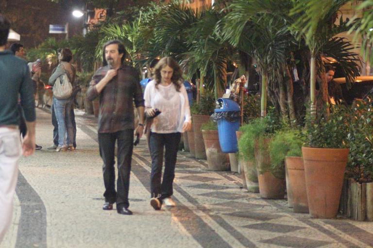 Betty Gofman em passeio com o marido Hugo Barreto nas ruas do Leblon