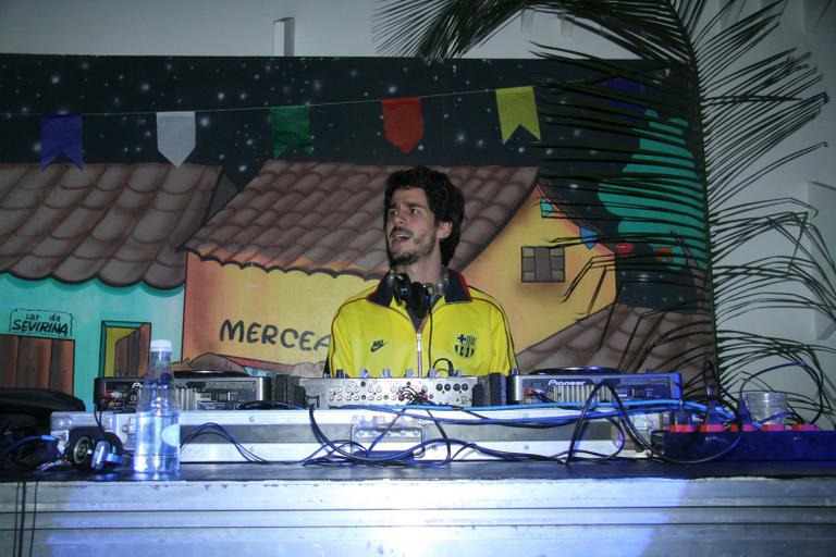 Pedro Neschling ataca de DJ em arraiá