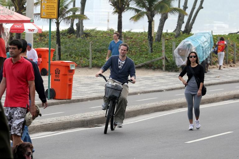 Dan Stulbach passeia de bicicleta pela orla de Ipanema, no Rio de Janeiro