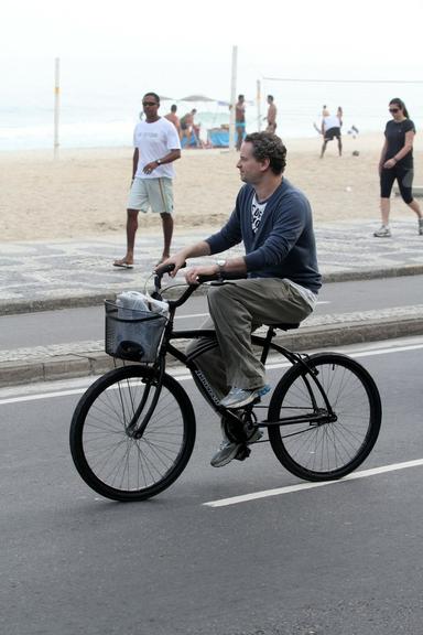 Dan Stulbach passeia de bicicleta pela orla de Ipanema, no Rio de Janeiro