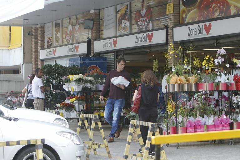 Marcelo Antony vai ao supermercado com a mulher, Carolina Hollinger Villar, uma semana após seu casamento