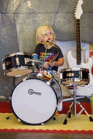 Filhos de Gwen Stefani tocam bateria em loja de instrumentos musicais