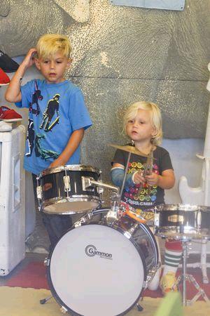 Filhos de Gwen Stefani tocam bateria em loja de instrumentos musicais