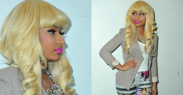 Nicki Minaj com as madeixas loiras