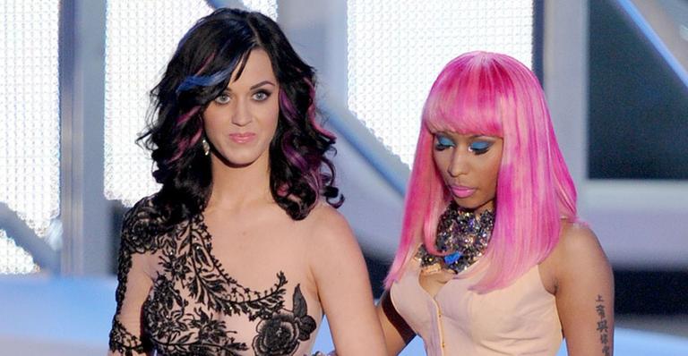 Em uma premiação, ela apareceu com a peruca rosa ao lado de Katy Perry