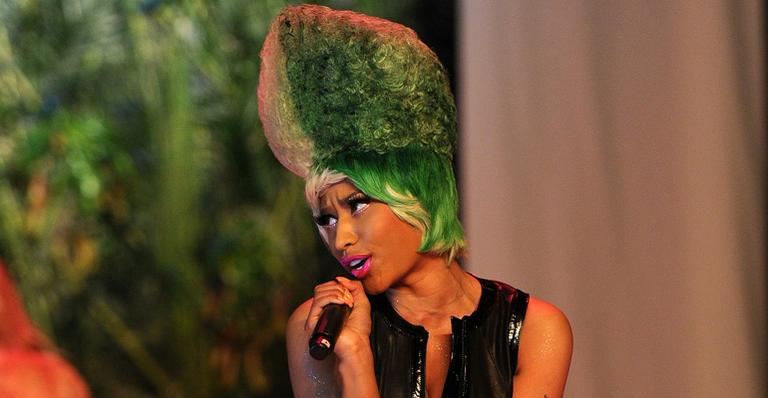 Nicki Minaj reciclou a mesma peruca e pintou ela de verde